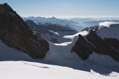 Zahlreiche Alpenkämme von Berner Oberland nach Osten gesehen